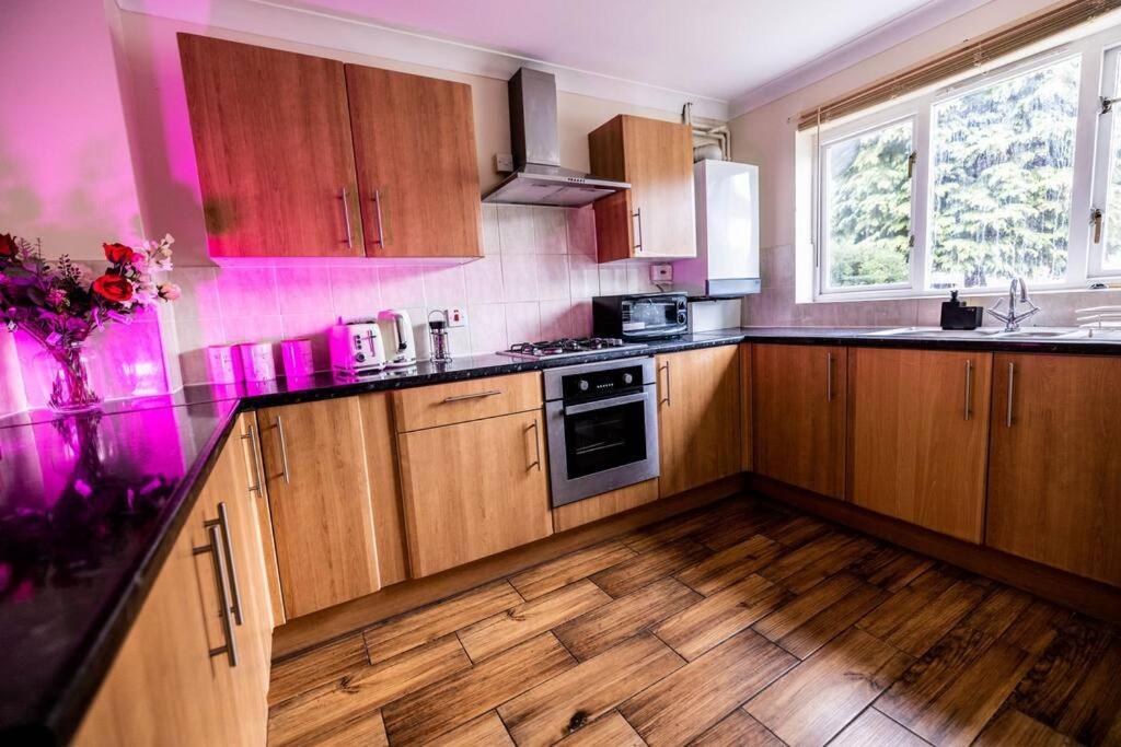 3 Bedrooms House-Sofabed-Parking-Bbqstove-Garden London Eksteriør billede
