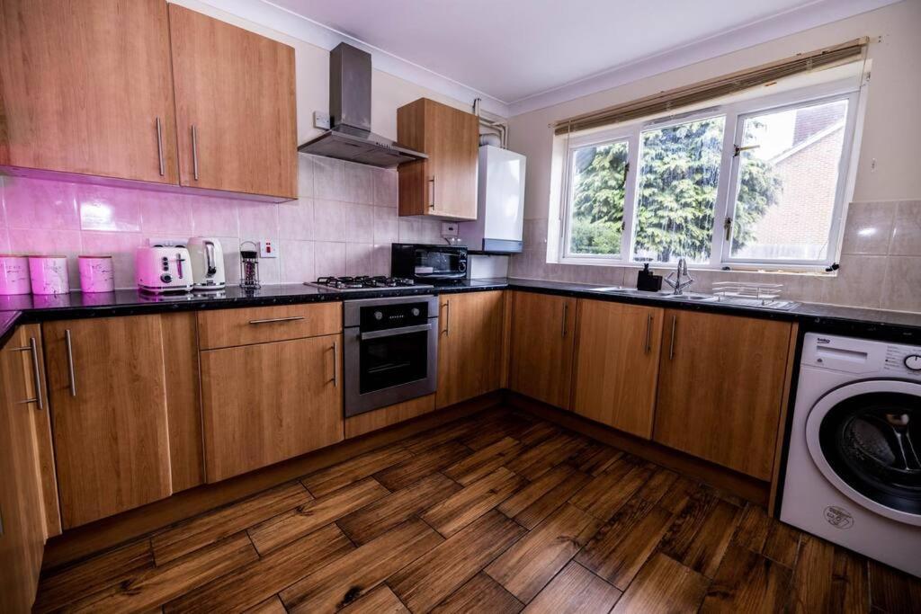 3 Bedrooms House-Sofabed-Parking-Bbqstove-Garden London Eksteriør billede